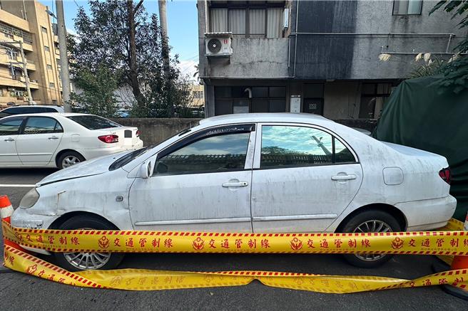 竹东三环帮大哥刘宪治遭枪击身亡，凶嫌使用的白色丰田轿车是权利车，车主目前在狱中，似成缉凶「断点」。（新竹县警局提供／罗浚滨新竹传真）