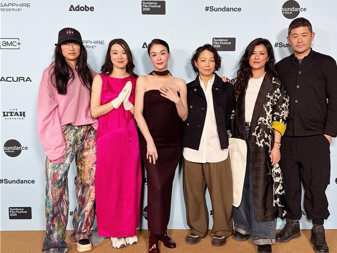 張榕容（左三）前進國際影展，進軍國際影壇。（凱渥提供）