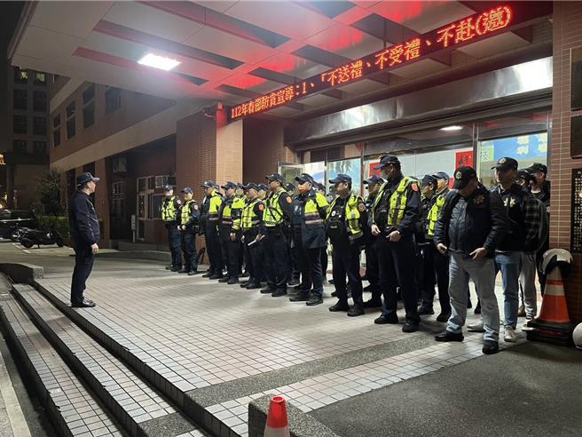 桃园警察分局年节前夕为净化治安，维护民眾安全欢度新年，配合桃园市政府警察局规画，强力执行威力扫荡专案。(翻摄照片／蔡依珍桃园传真)