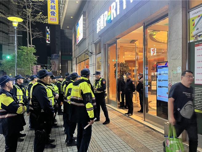 桃园警察分局年节前夕为净化治安，维护民眾安全欢度新年，配合桃园市政府警察局规画，强力执行威力扫荡专案。(翻摄照片／蔡依珍桃园传真)