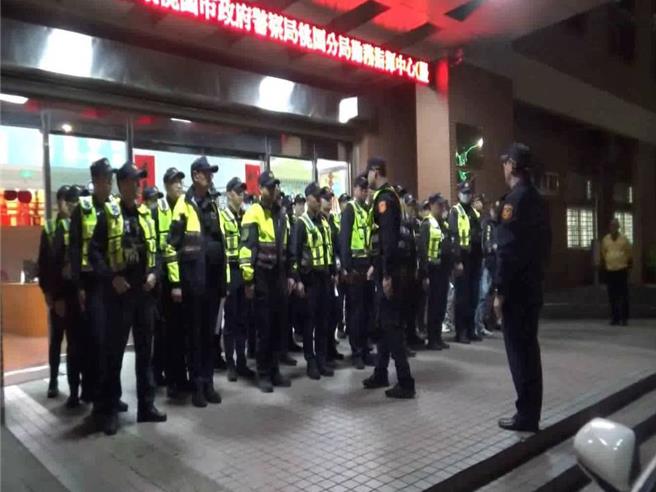 桃园警察分局年节前夕为净化治安，维护民眾安全欢度新年，配合桃园市政府警察局规画，强力执行威力扫荡专案。(翻摄照片／蔡依珍桃园传真)