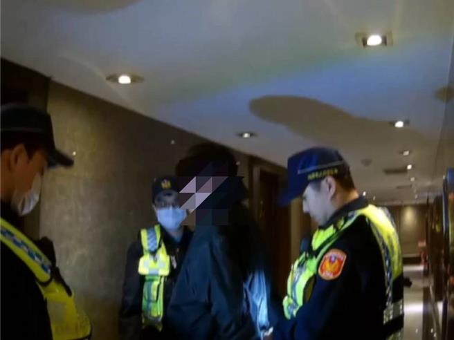 桃园警察分局年节前夕为净化治安，维护民眾安全欢度新年，配合桃园市政府警察局规画，强力执行威力扫荡专案。(翻摄照片／蔡依珍桃园传真)