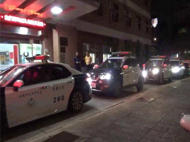 桃园警察分局年节前夕为净化治安，维护民眾安全欢度新年，配合桃园市政府警察局规画，强力执行威力扫荡专案。(翻摄照片／蔡依珍桃园传真)