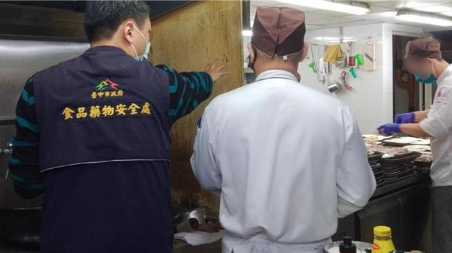 台中市西屯區「林酒店」發生疑似集體食物中毒事件，食藥署截至今天共計接獲通報14人有疑似症狀（圖台中食安處提供）