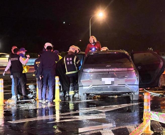 國道1號南下楊梅休息站內25日發生電動車因不明原因自撞分隔島意外，車子當場燃燒造成4死4傷悲劇。（資料照／廖姮玥攝）