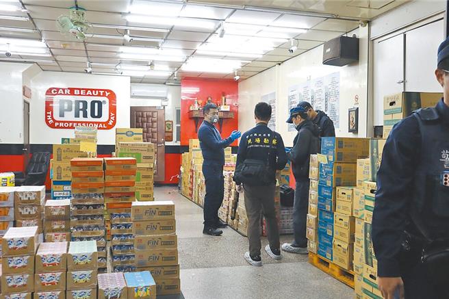 竹東三環幫大哥劉憲治24日遭槍擊身亡，現場在飲料行2樓的小房間，警方到場蒐證場。（邱立雅攝）