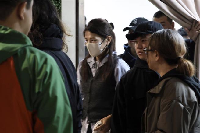 林叶亭现身二殡证实爸爸离世一事，家人则是难过不已。（图／谢采恩摄）