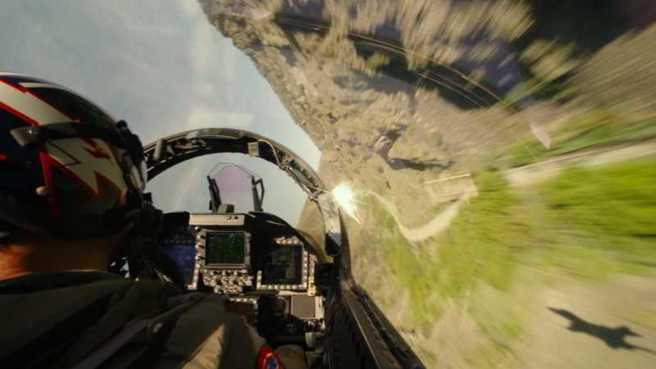 战机高速低飞是极度危险的，但是在没有雷达匿踪的情况，又是不得不为的保命技术。图为电影《捍卫战士：独行侠》的低空飞行。(图/Paramount )