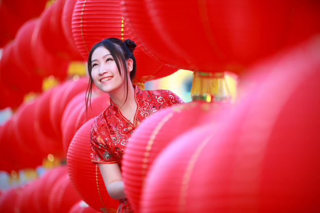 命理专家指出，蛇、猪、鼠3生肖过年走春，穿搭应避免红色，因为与本命年或五行容易相克。（示意图：Shutterstock／达志）