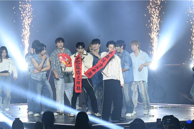 东海（右）、银赫拿着春联跟大家拜早年。（读者提供）