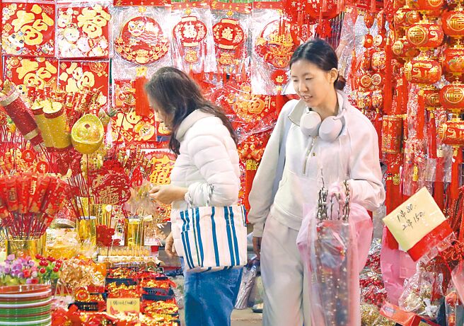 农历春节将至，台北市民眾25日在建国花市挑选年节商品，装饰住家迎接蛇年。（赵双杰摄）