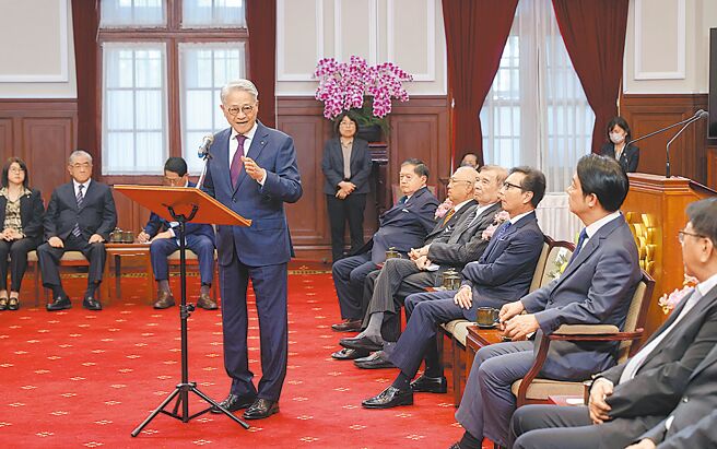 工商团体规画2月中旬，由商总领军进行今年总统新春团拜。资料图为工商协进会理事长吴东亮（站立发言者）向赖清德总统提出建言。（总统府提供）