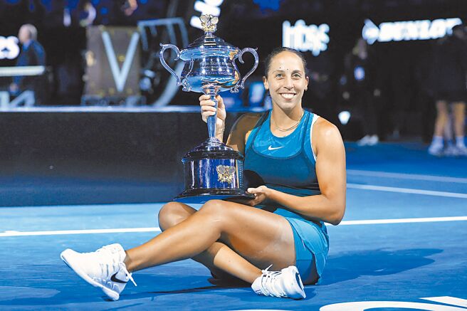 美國女將基絲以29歲之齡重返榮耀，在澳網舉起生涯首座大滿貫女單冠軍。（路透）