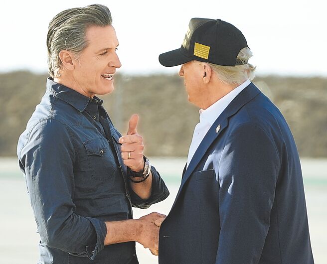 美国总统川普（右）24日与加州州长纽松（左）会面，视察洛杉矶野火灾区，承诺与纽松一起解决野火问题。（美联社）