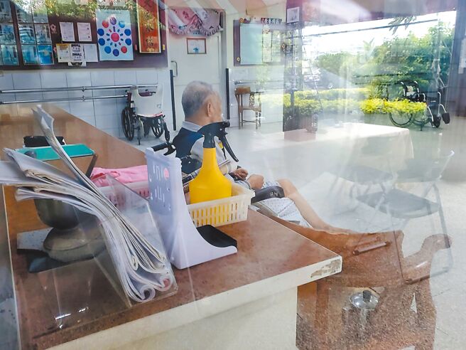 考量物價齊漲致機構照護成本增加，雲林縣今年1月起調升低收入戶及中低收入戶失能老人公費安置費用。（本報資料照片）