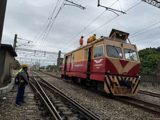 台鐵善化－新市電線掉落 雙向中斷 返鄉旅客哀號