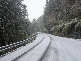 台7甲線宜蘭南山至勝光路段路面結冰 無雪鏈禁止通行