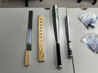 拦查轿车飘可疑异味！北市警搜索赫见上百毒品咖啡包、西瓜刀