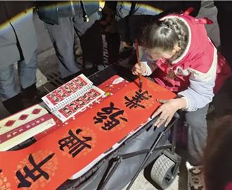 11歲女孩寒假擺攤寫春聯 最高日入700元人民幣