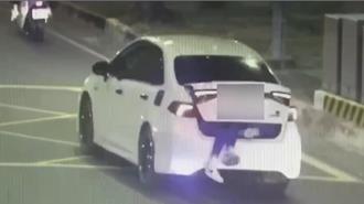 後車廂伸出2條腿嚇壞路人 竟是男子喝醉被朋友塞進去