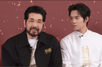 64歲費翔首過「沒母親的新年」哽咽 鮮肉男星狂搓手安慰