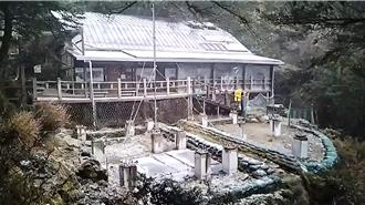 影》冷氣團襲台 嘉明湖步道白雪覆蓋美如童話