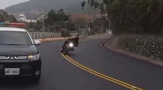 高雄西子湾飙车族高速过弯压车跨双黄线 警加强取缔