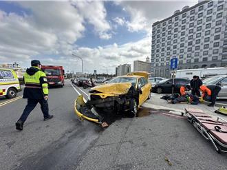 澎湖對撞車禍駕駛受困 車頭撞爛釀3人傷