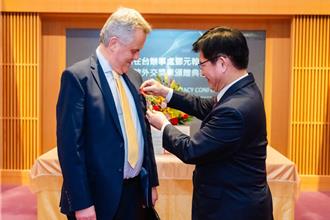 英國駐台代表鄧元翰獲頒獎章 林佳龍：盼英國加入合作訓練架構