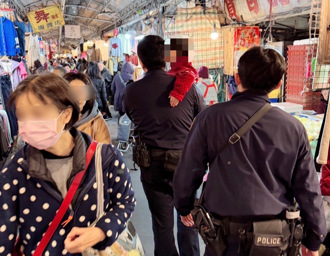 忙買年貨忘了金孫！男童捷運站外徘徊 海山暖警抱懷裡找阿嬤