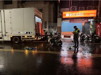 年前悲劇！機車雙載猛撞貨車尾 妻噴飛遭輾夫重傷雙亡