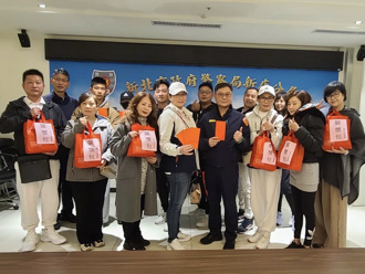 助阖家团圆 新店警偕爱心团体春节前关怀弱势家庭