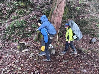 女登山摔骨折 南投縣搜救員冒雨背5小時平安下山
