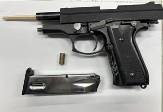 嘉義警威力大掃蕩 ！男遭逮稱「是做工的人」 車上藏改造槍枝