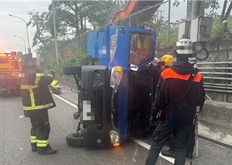 國1鼎金段未保持安全距離 聯結車「往前一頂」撞翻小貨車