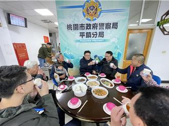桃園市議員帶年菜赴平鎮警分局 圍爐無法回家過年員警