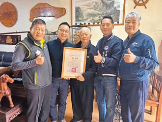 宜蘭 領80年前畢業證書 91歲翁圓夢