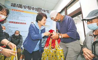 小年夜送暖街友 盧秀燕：服務不打烊