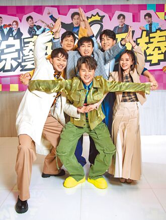 康康揮毫題靜 字美眾人誇