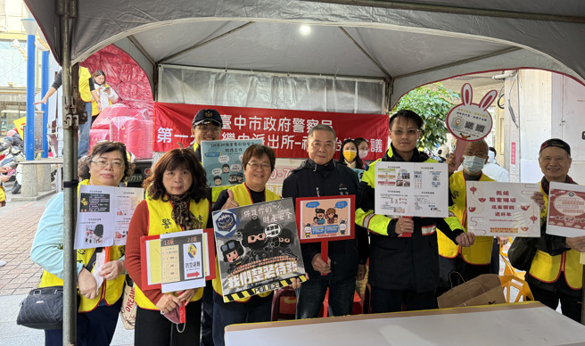 继光街观心慈善摊位送暖，热心警响应助弱势好过年。（翻摄画面）