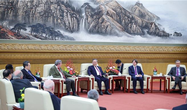 大陆总理李强（中）和外国专家举行新春座谈会。（新华社）