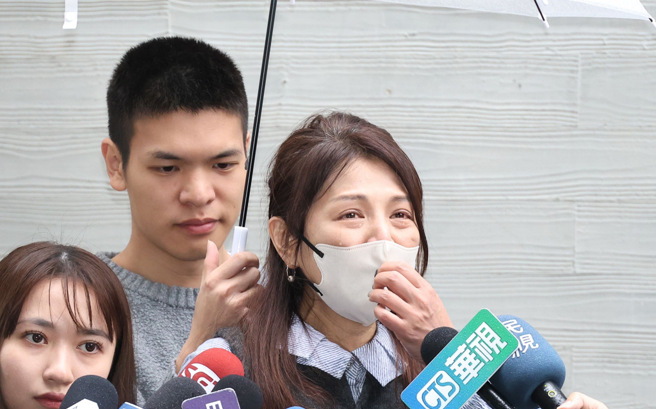 林叶亭昨在父亲遗体被找到后首度面对媒体，数度哽咽、落泪。（图／谢采恩摄影）