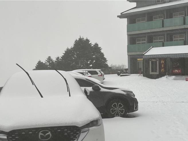 受強烈大陸冷氣團影響，南投合歡山27日凌晨2點多到4點陸續下雪，當地氣溫下探零下1至2度左右。（林保署南投分署提供／張妍溱南投傳真）