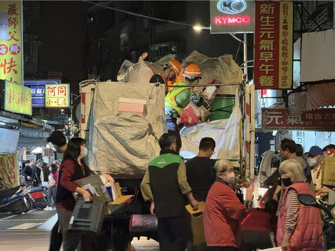 新北市莺歌区25日晚间发生一起垃圾收运衝突事件。（图为资源回收示意图，新北市环保局提供）