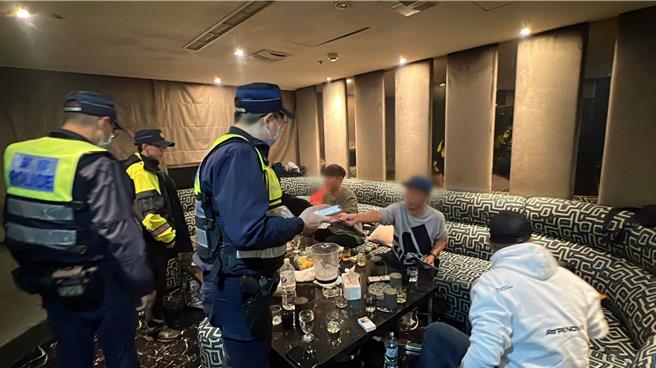 北市警方25日至26日进行大规模临检。（警方提供）