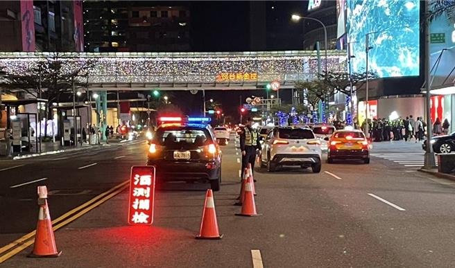 北市警方进行路检查缉酒驾。（警方提供）
