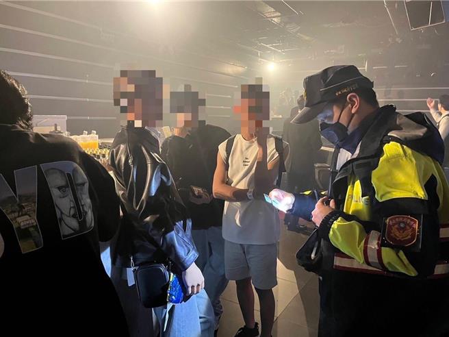 北市警针对易滋事场所进行大规模扫荡。（警方提供）