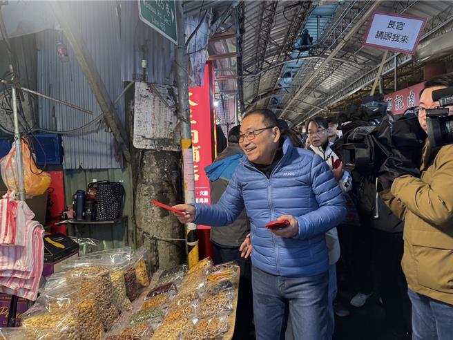 新北市长侯友宜今（27）日受访对于立委叶元之罢免若成功，是否派新闻局长李利贞应战一事，回应大笑称叶元之尽忠职守，做得很好，要他继续加油。（柯毓庭摄）