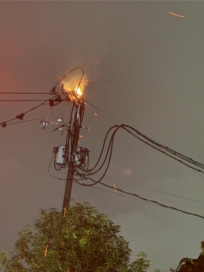 新北市新莊區昨晚發生電線桿火警，電桿頂部起火燃燒。（警方提供）