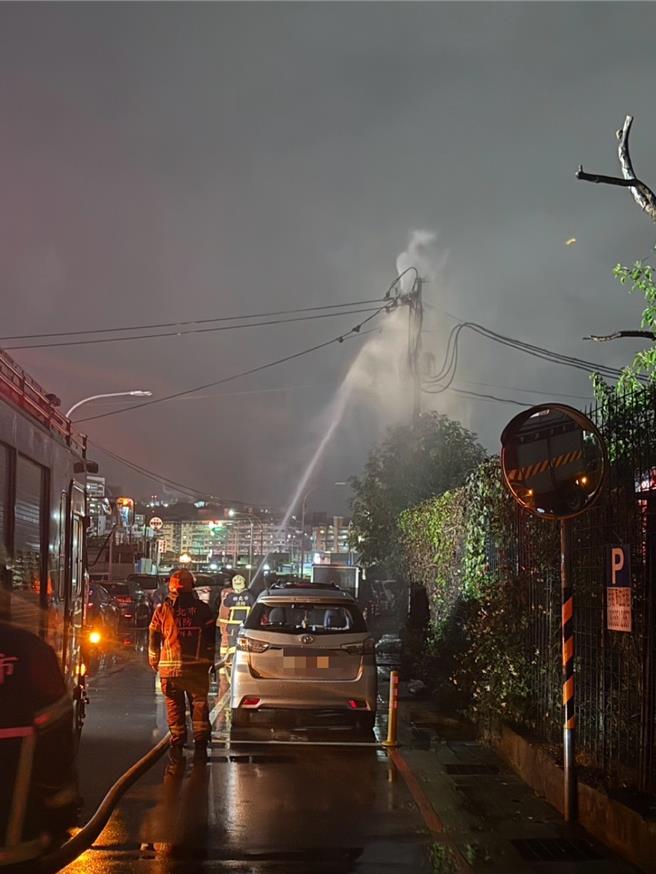 消防人員到場灌救將火勢撲滅。（警方提供）